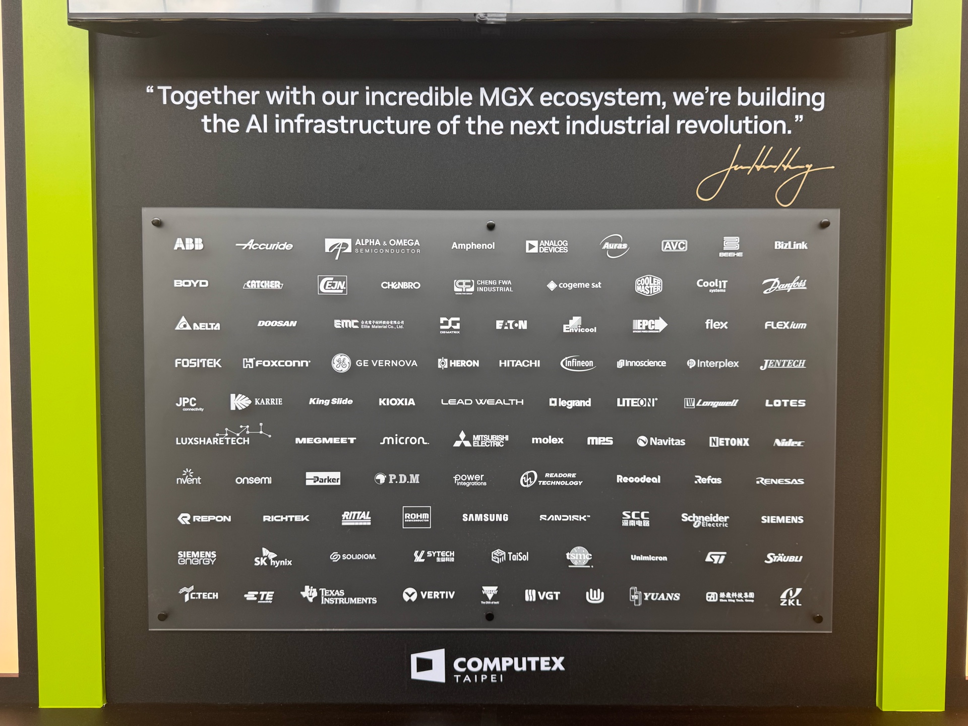 适用于 NVIDIA GB200/300 和 Vera Rubin 平台的 Repon Rail 解决方案。
